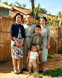 元游棋牌官方入口-郑丽文和家人的一张合影，时间是1971年，地点是眷村。